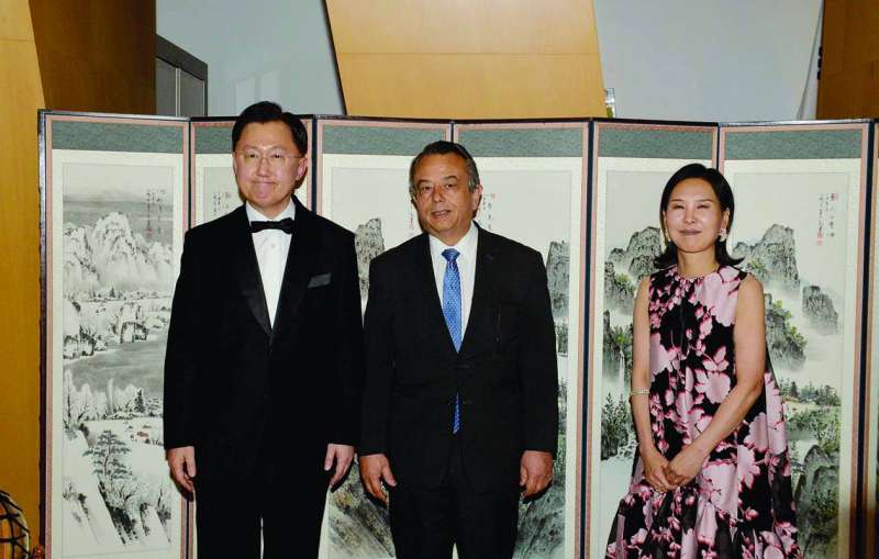 


سفير كوريا وزوجته مع سفير المكسيك 