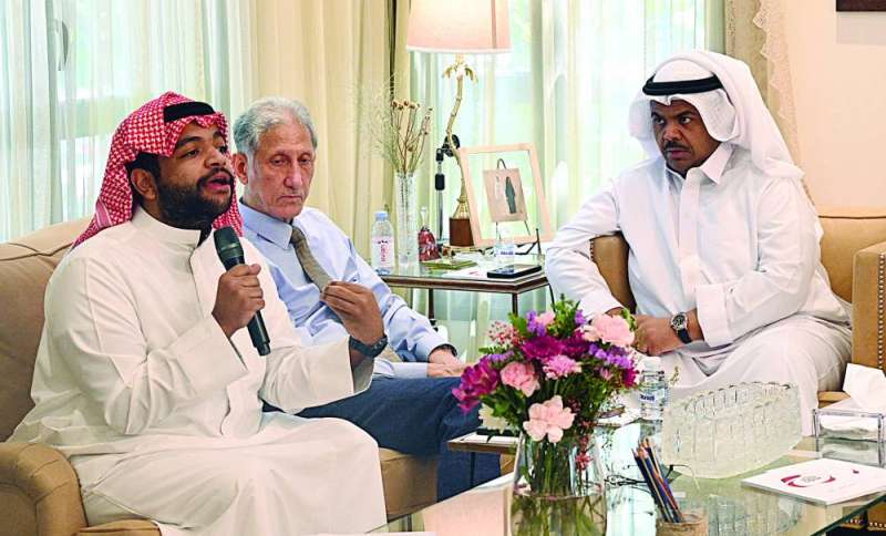 


المظفر متحدثاً بحضور الحملي والرفاعي 