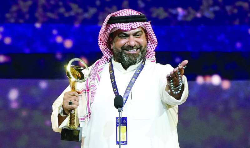 عبدال بعد تسلّمه جائزة الدانة لأفضل مخرج