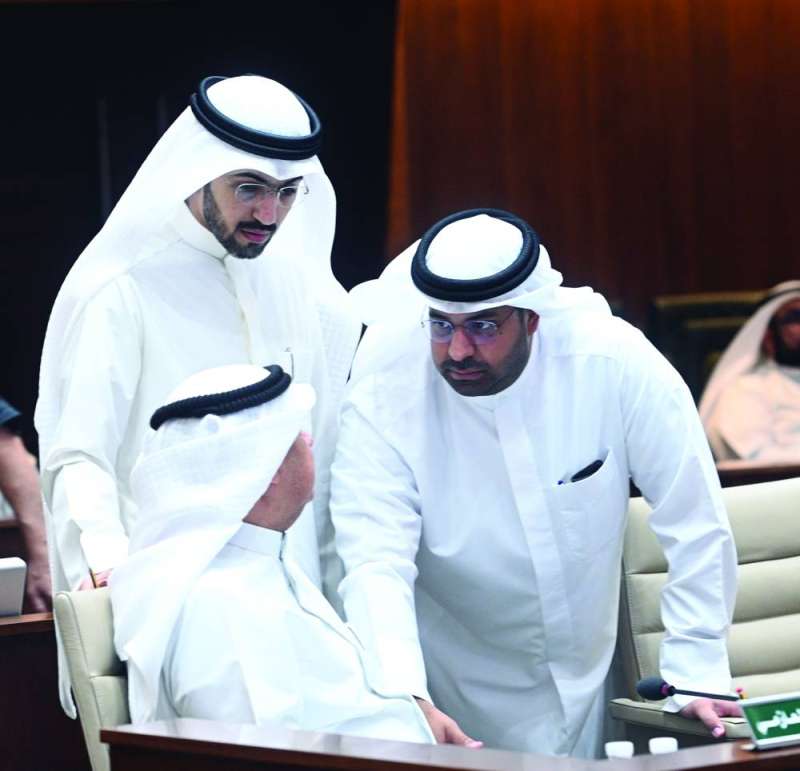 


خالد المطيري وفهد العبدالجادر ونصار العازمي 