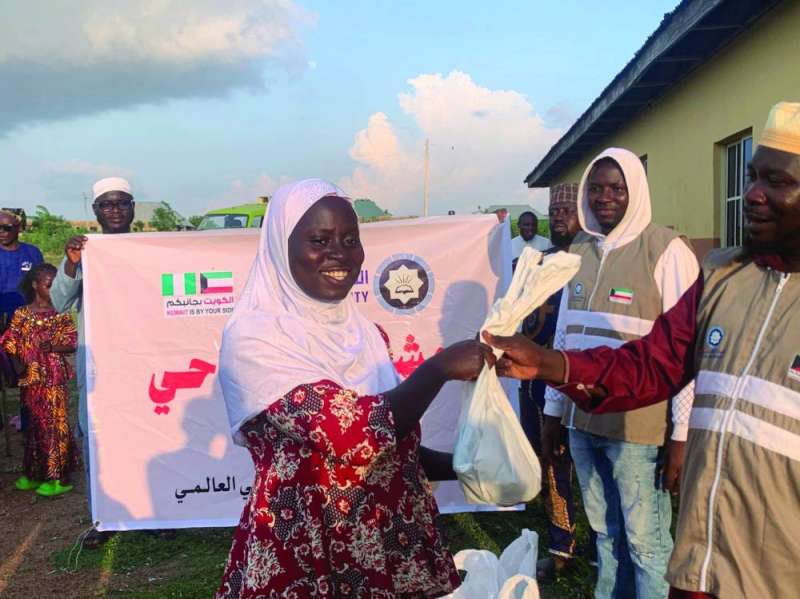 جانب من توزيع المساعدات	