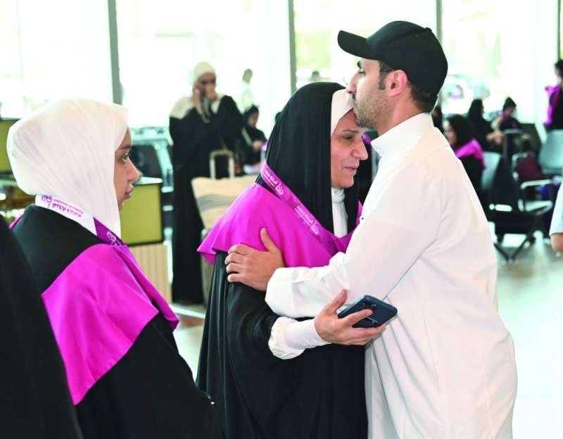 شاب يُودّع حاجة قبل المُغادرة 