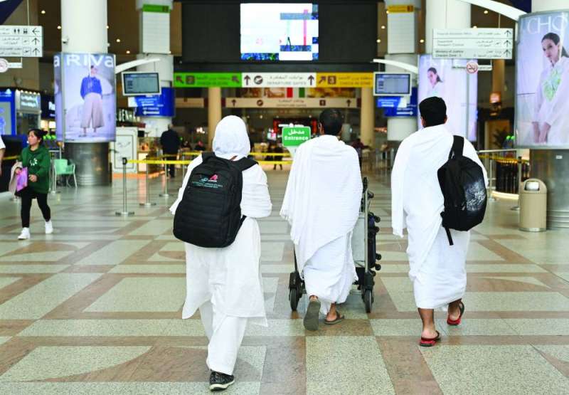 حجاج إلى بوابة المغادرة 	 (تصوير أسعد عبدالله)