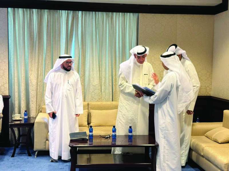 


وزير الإسكان خلال استقباله عدداً من المواطنين 