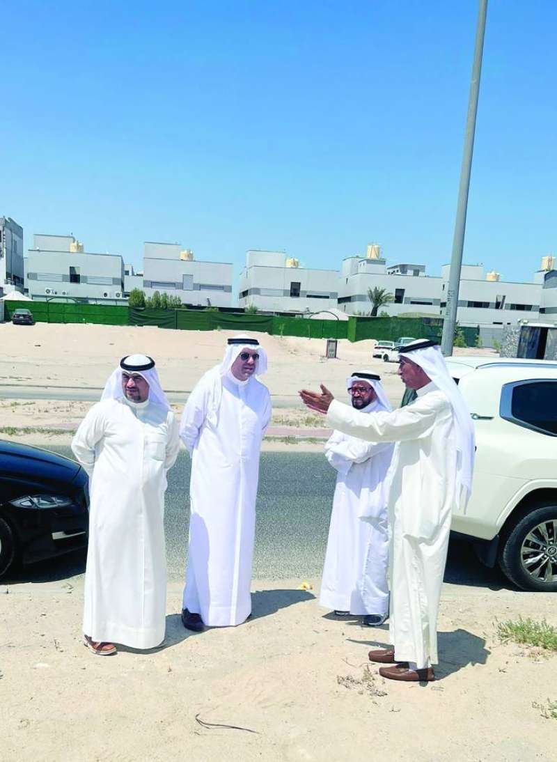 


بوشهري وقياديو «السكنية» خلال الجولة التفقدية 