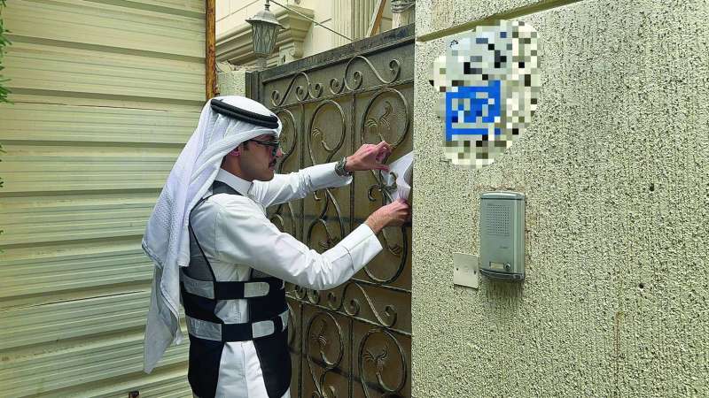 


لصق إنذار على مبنى مخالف 