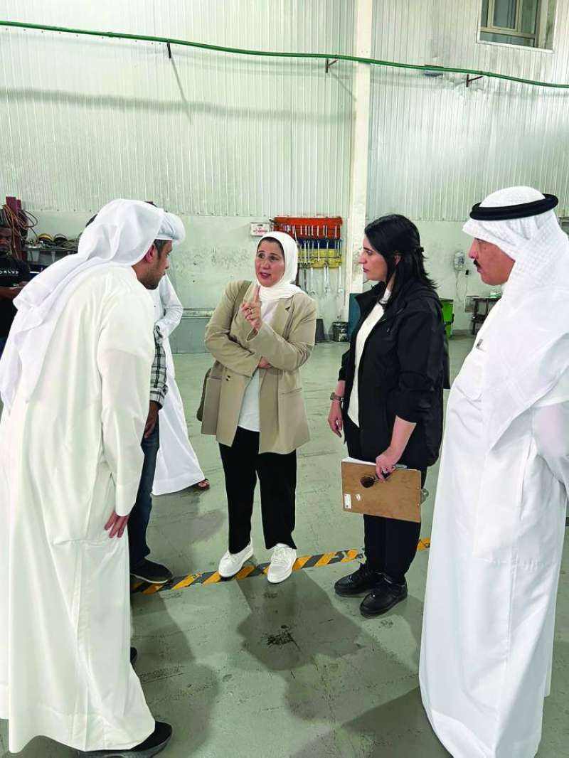 


الفارسي والرومي والعنزي في مصنع التدوير 