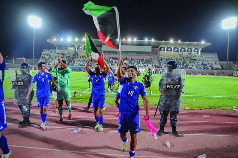 


رضا هاني يحمل علم الكويت 