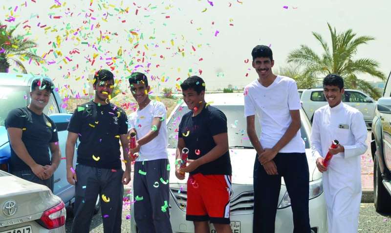 عدد من الطلاب يحتفلون بنهاية الاختبارات	(تصوير نايف العقلة) 