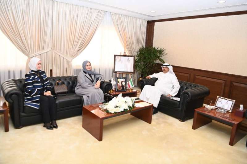 محافظ حولي خلال استقباله أسماء العتيبي وفجر الحنيان