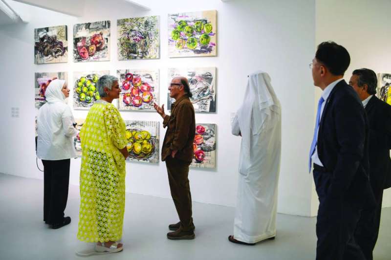 السفيرة مواني تستمع لشرح من دوست عن أعماله 