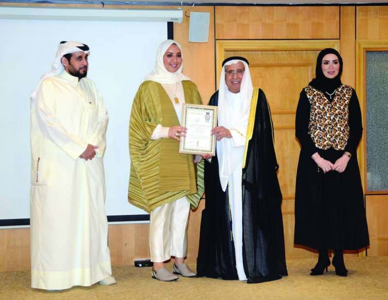 إبراهيم مكرّماً أمّاً لأحد الطلبة الفائزين بجائزة البغلي