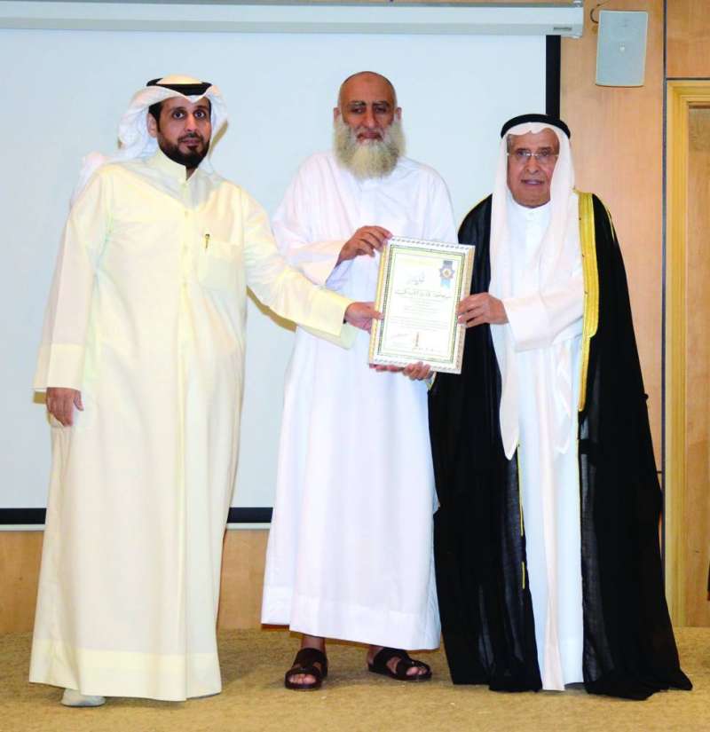 وتكريم والد طالب فائز بالجائزة 