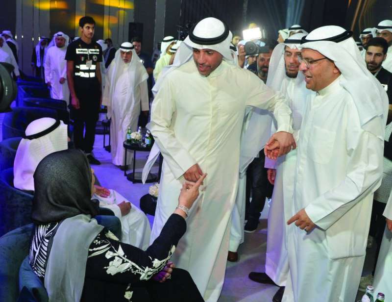 مرزوق الغانم وعبدالوهاب المرزوق مع الدكتورة فايزة الخرافي 