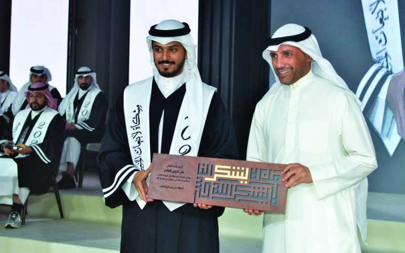 مرزوق الغانم متسلّماً تكريم والده علي الغانم 