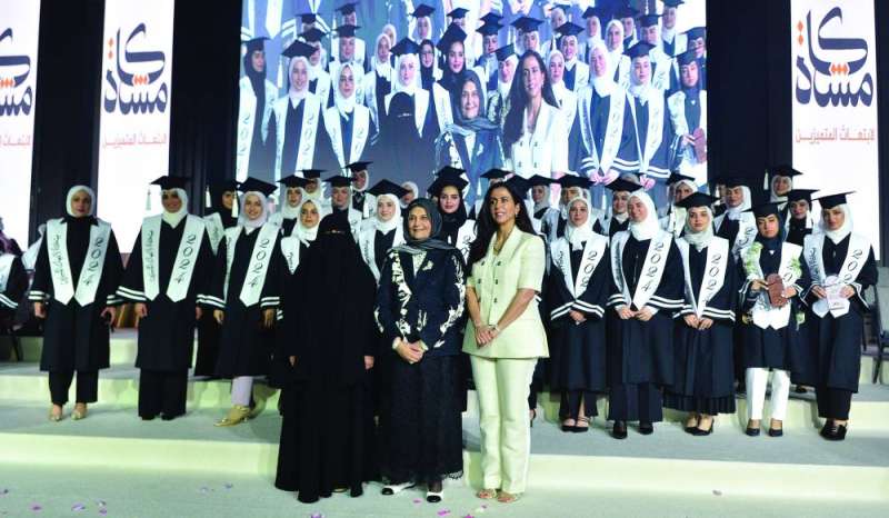 فايزة الخرافي مع الخريجات	 (تصوير سعود سالم) 