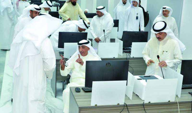 بوشهري لدى افتتاحه مركز تدريب خدمة العملاء (تصوير سعود سالم)