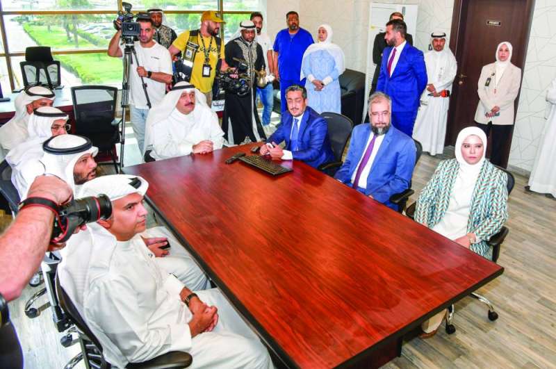 الوزير يشاهد عرضاً في شأن عمل المركز