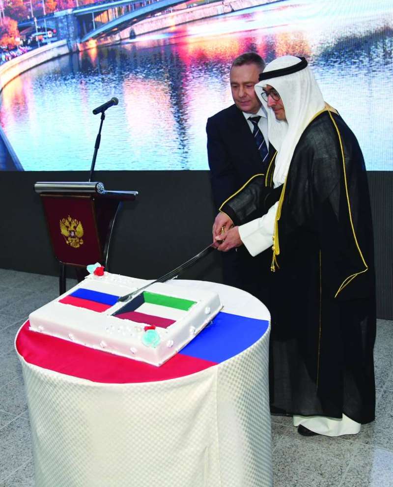 السفير معرفي والسفير الروسي يقطعان قالب حلوى الاحتفالية (تصوير سعود سالم)