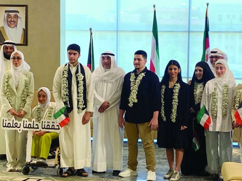 العدواني في لقطة تذكارية مع الطلبة المتفوقين 