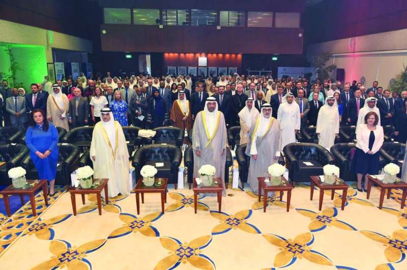  الحضور وقوفاً خلال عزف السلام الوطني