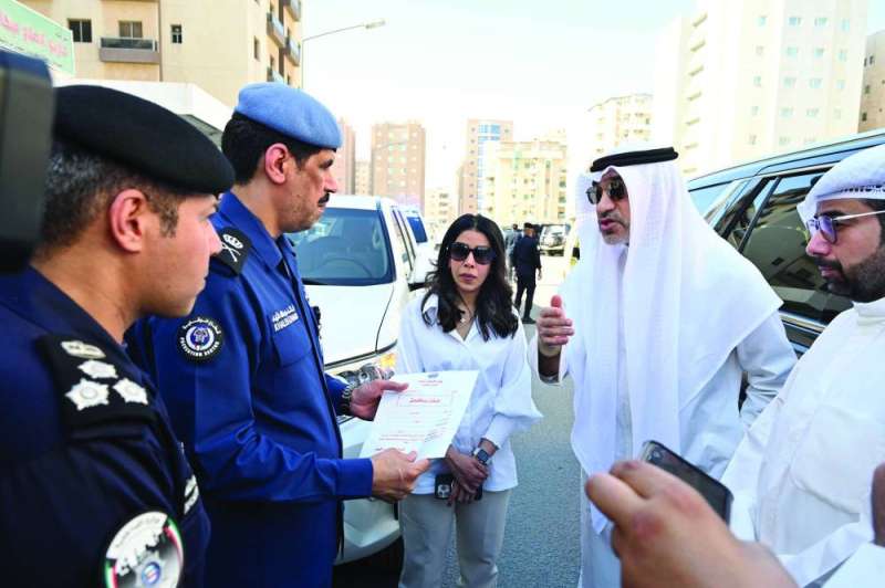 الوزير في حديث مع رئيس قوة الإطفاء