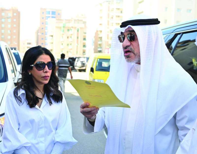 الوزيران اليوسف والمشعان خلال الجولة 	(تصوير أسعد عبدالله) 