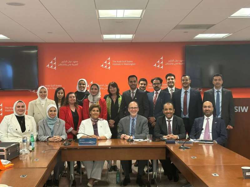 الشيخة جواهر الصباح والوفد المرافق خلال زيارة إلى معهد دول الخليج العربية في واشنطن