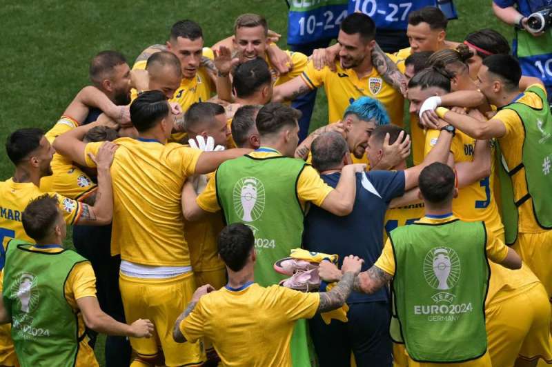 لاعبو رومانيا بعد فوزهم 3/ 0 على أوكرانيا في بطولة أمم أوروبا 2024