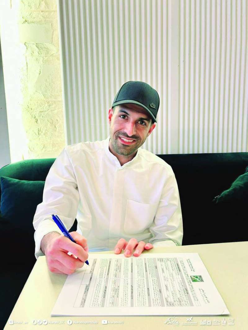 


الطراروة موقعاً على عقد الانضمام الى العربي 