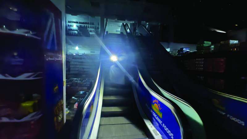 


استخدام الهواتف المحمولة للإضاءة في غياب الكهرباء 