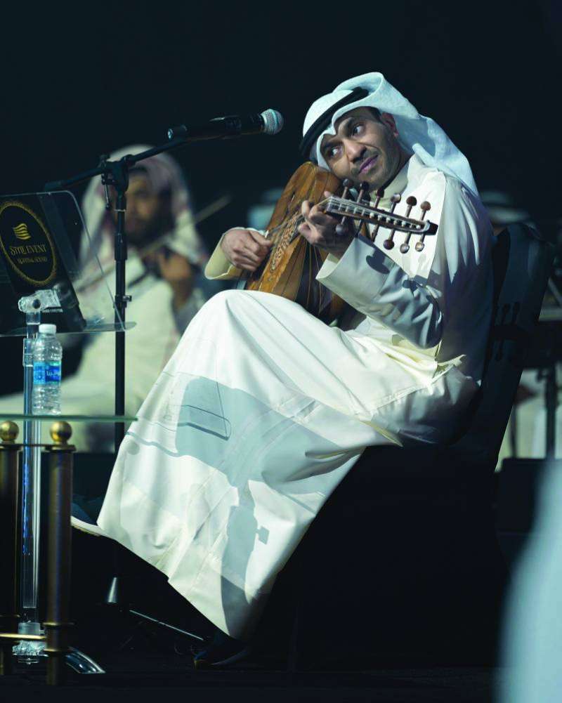 


المطرف مُحتضناً عوده 