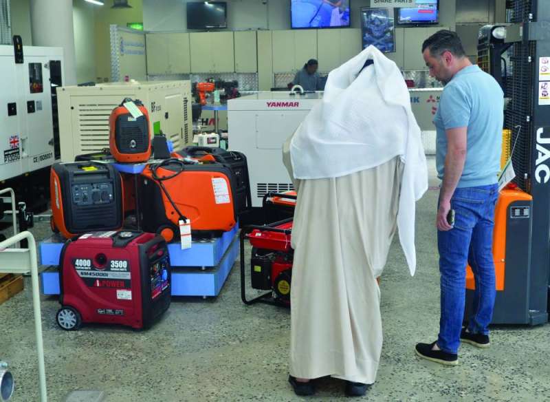 


السؤال عن قدرات المولد وسعره	 (تصوير سعود سالم) 