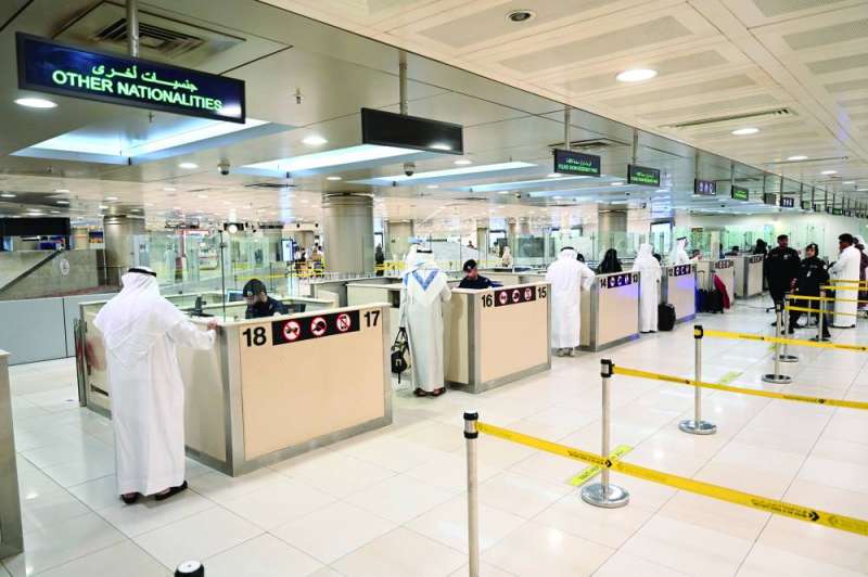 


إجراءات سلسة في كاونترات ختم الجوازات 	(تصوير أسعد عبدالله) 