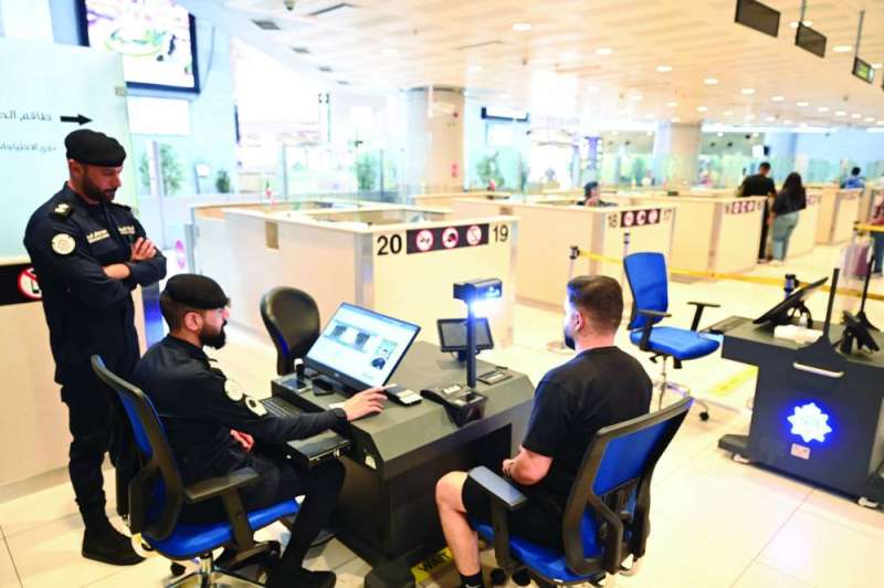 إجراء البصمة البيومترية في المطار