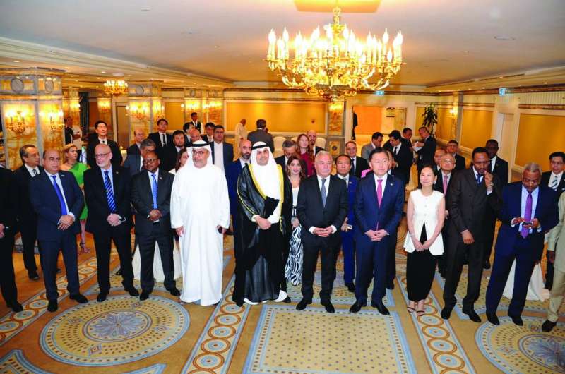 


السفير الكوري متوسطاً حشداً من السفراء والديبلوماسيين 