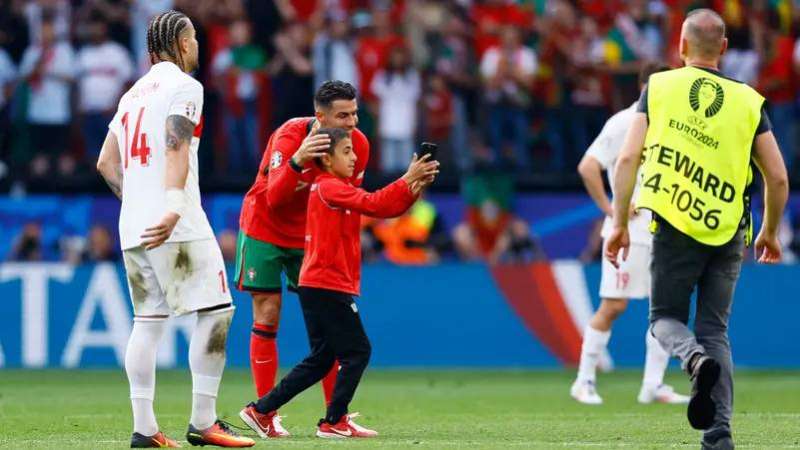 رونالدو مع الطفل الصغير ويظهر رجل الأمن
 