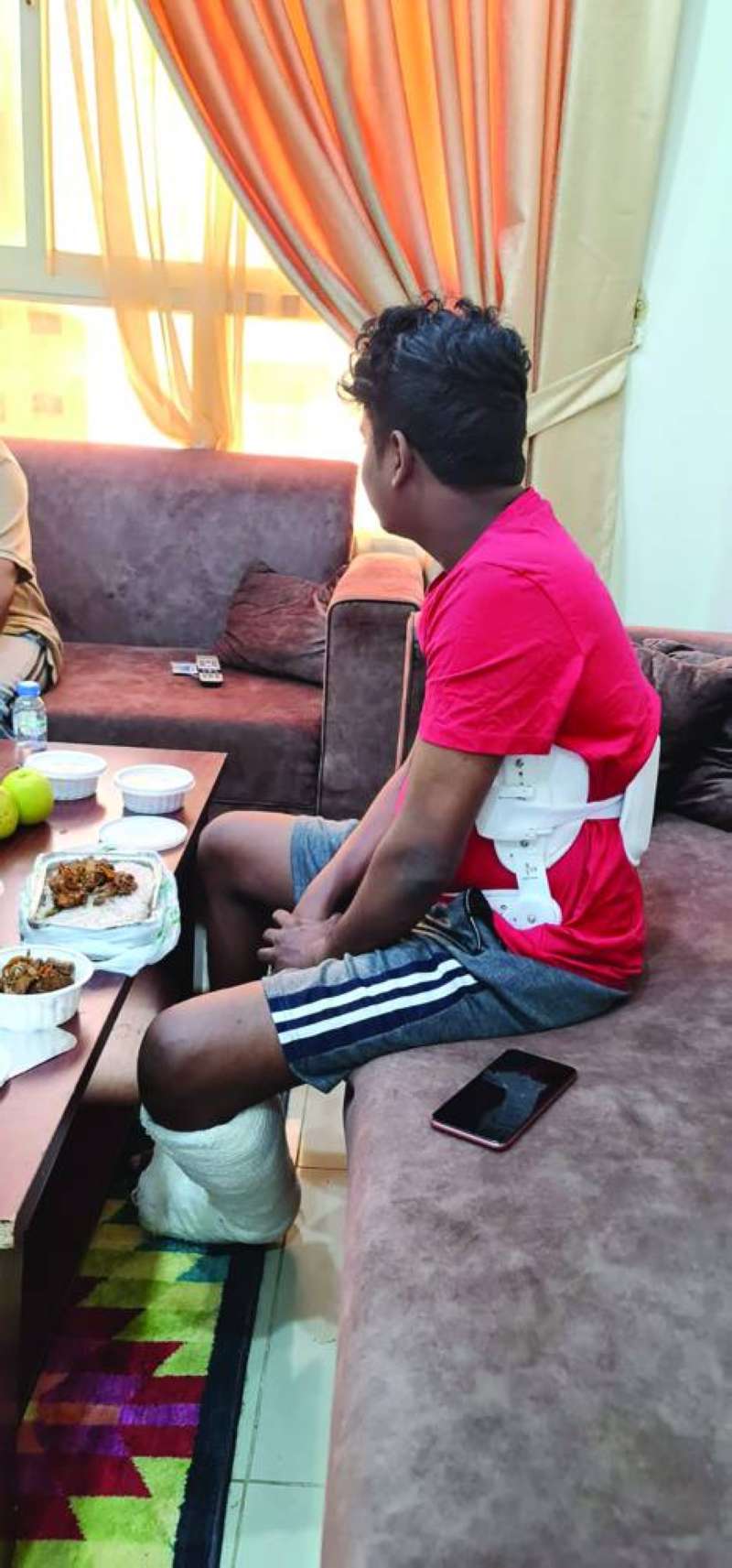 


قفزة من الطابق الثاني تسبّبت في كسر قدمه وقفصه الصدري 