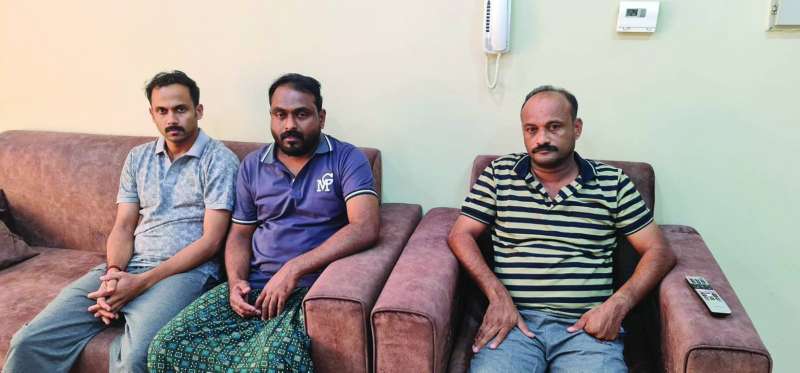 


عمال تم إنقاذهم عبر سلم سيارة الإطفاء 