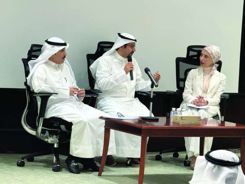 


محمد العدواني يتوسط هدى البقشي وفلاح المطيري 