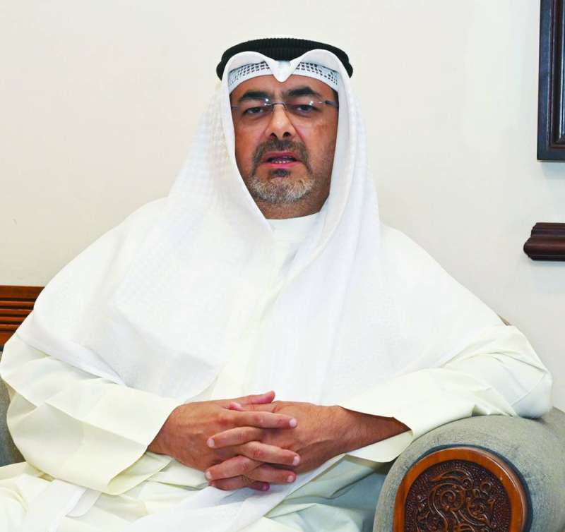 عبدالله سالم العلي مُتحدّثاً في اللقاء مع الأهالي (تصوير أسعد عبدالله)
