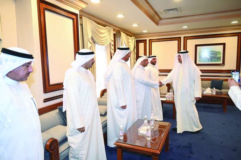 مُحافظ العاصمة مُرحّباً بالأهالي خلال اللقاء 
 	 (تصوير أسعد عبدالله)