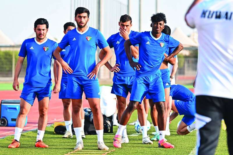 


جانب من تدريبات «شباب الكويت» في الطائف 