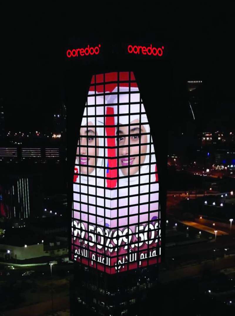 


مقر «Ooredoo» مُضاء بصور الأوائل 