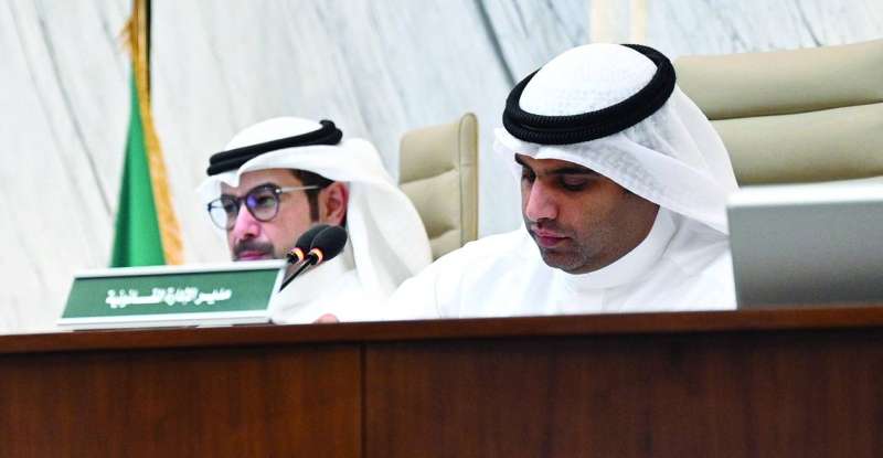 


عبدالله المحري مترئساً الجلسة ويبدو سعود الدبوس 