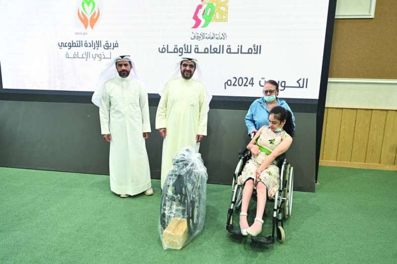 


 تسليم أحد الأجهزة لطفلة    	  (تصوير أسعد عبدالله) 