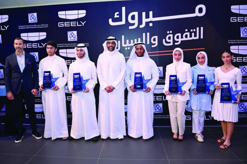 


فهد الغانم متوسطاً عدداً من المتفوقين المكرّمين 