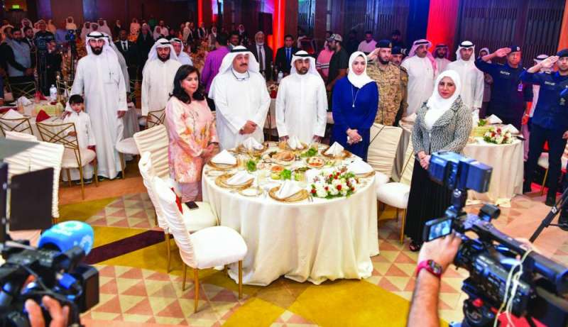 العوضي والرضوان وعدد من الحضور خلال الاحتفال 