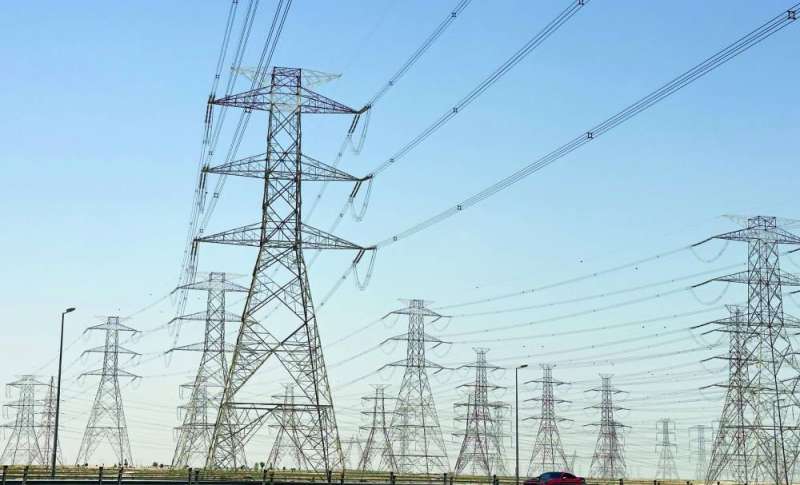 خطوط الضغط العالي الناقلة لإنتاج المحطة (تصوير أسعد عبدالله)