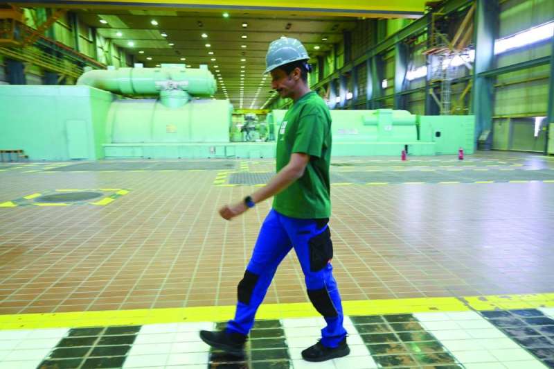 العمل ليلاً ونهاراً